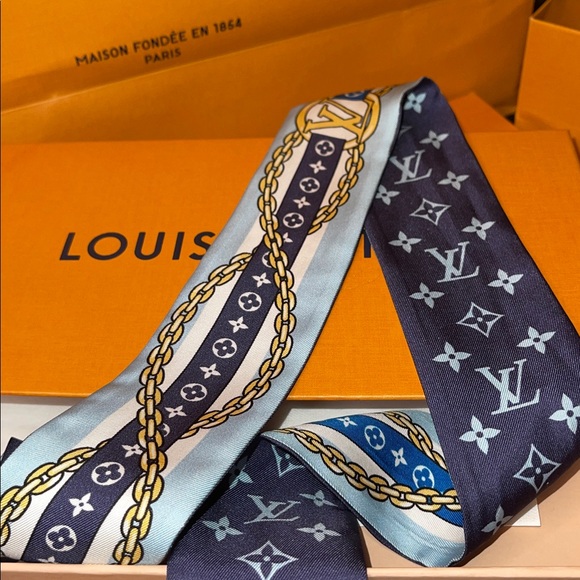 Louis Vuitton Blue and Navy Scarf - Picture 2 of 10
